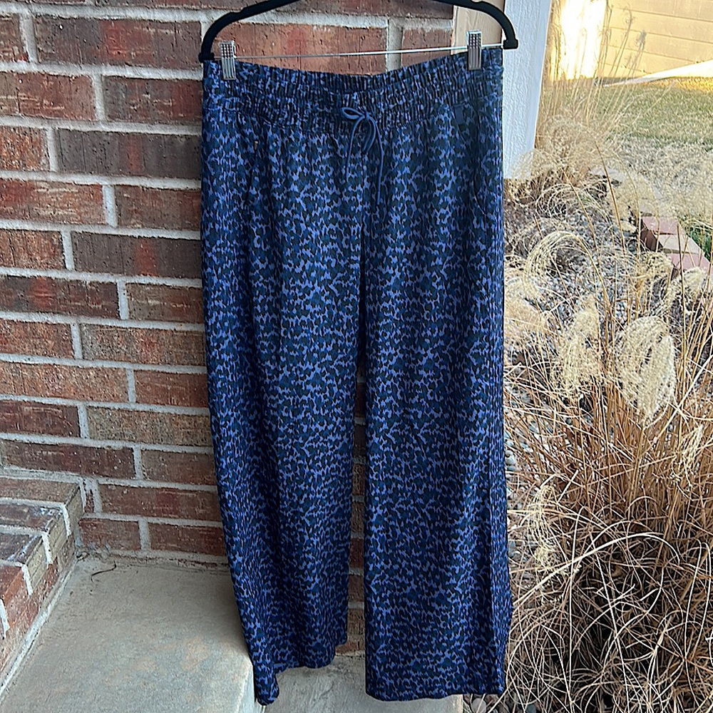 ATHLETA Ladies 12T Avenue Printed Animal Print Wide Leg Crop Pant
